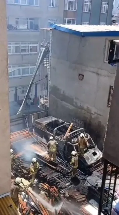 Küçükçekmece'de bina boşluğundaki yangın kamyoneti kül etti