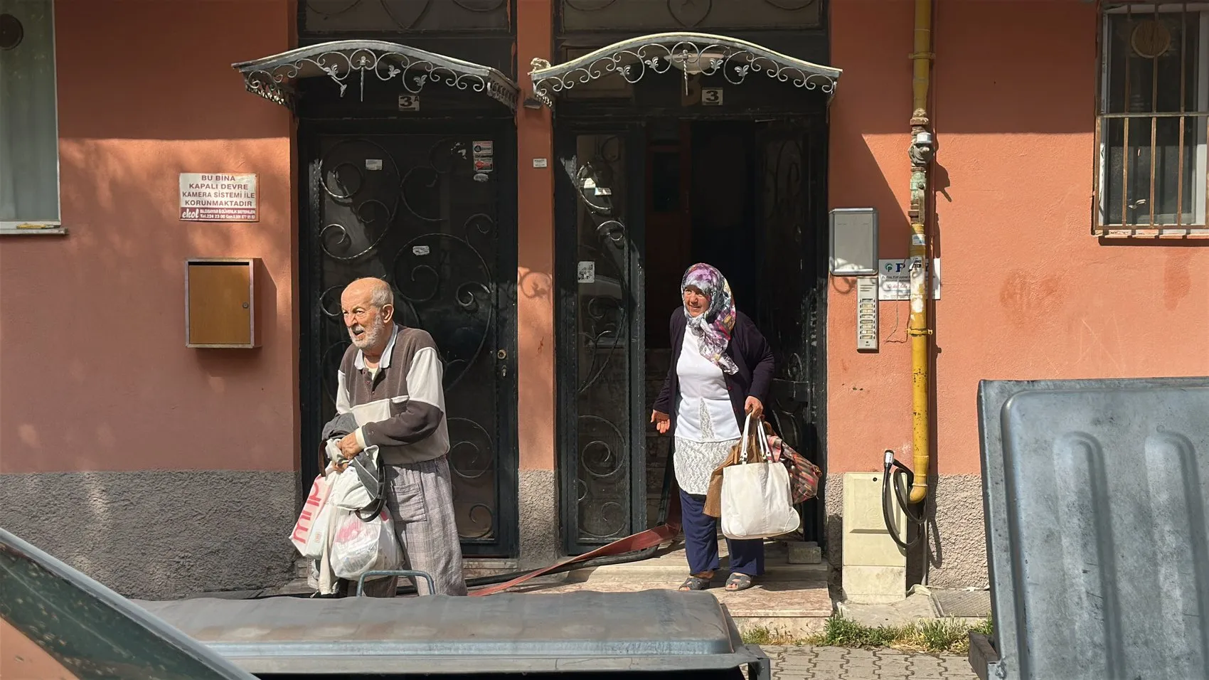 Kütahya'da 9 katlı binaya yıldırım düştü