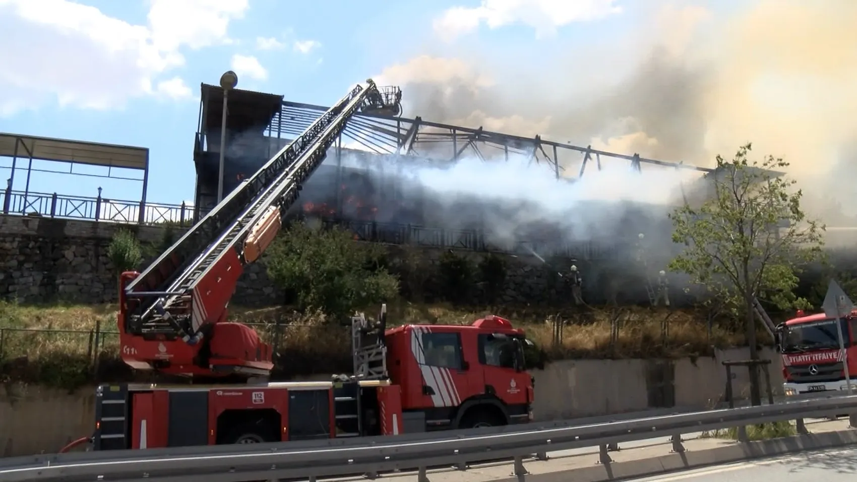 Maltepe'de restoran yangını ormana ulaşmadan durduruldu
