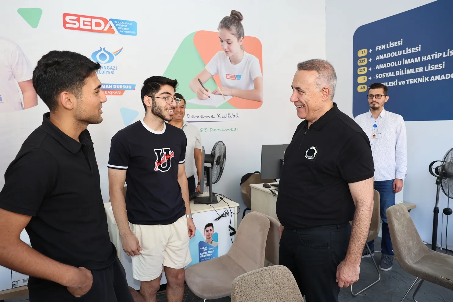 Sultangazi’de gençlerin tercih maratonuna belediye desteği