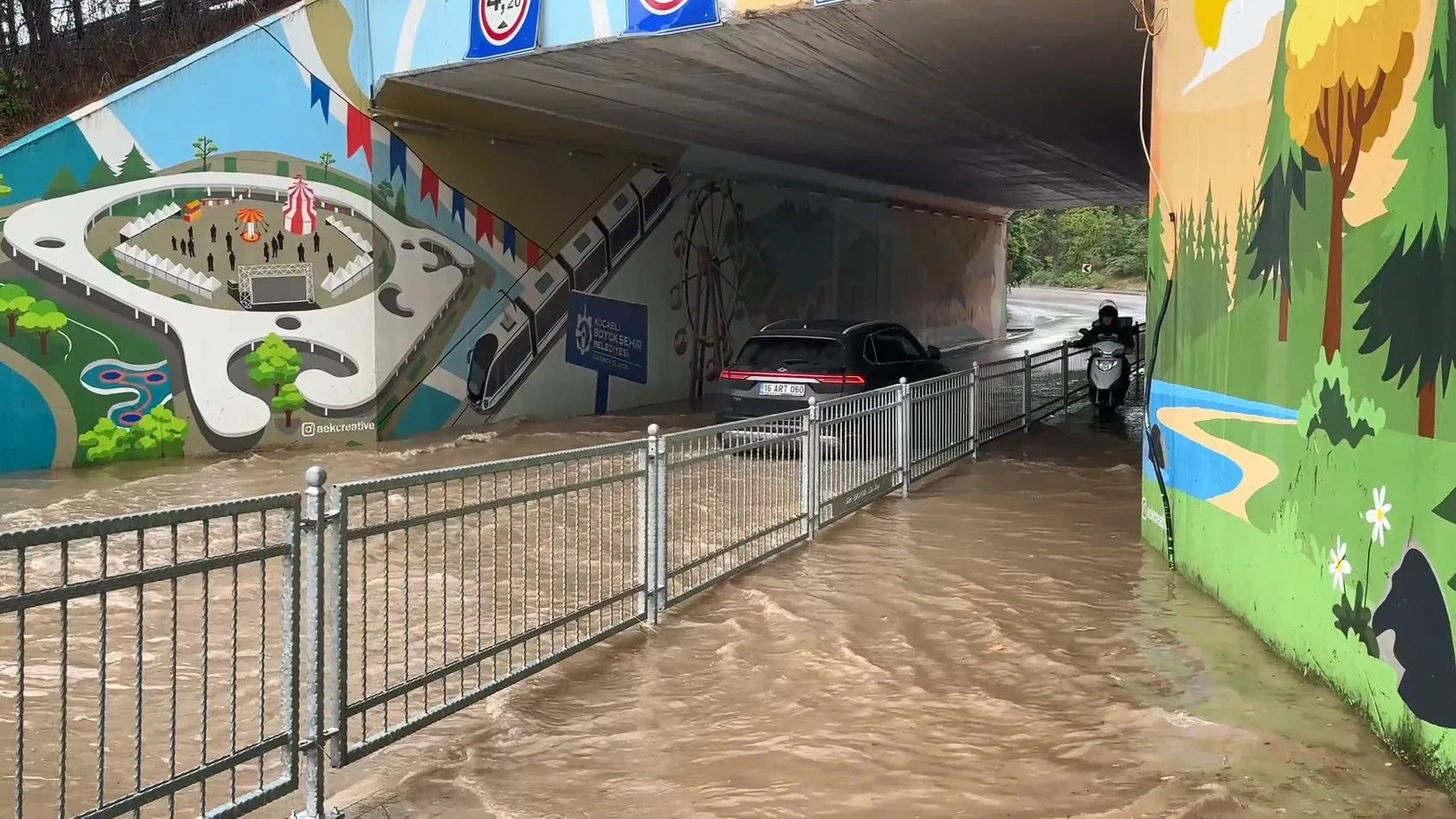 İzmit'te sağanak yağış trafiği kilitledi