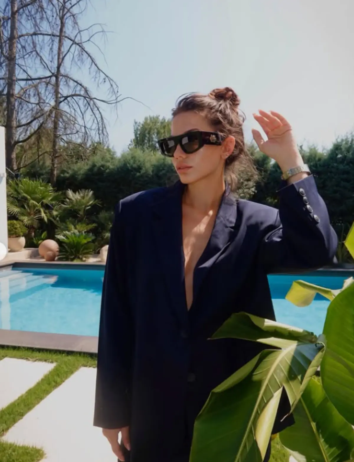 Demet Özdemir den cesur poz! Havuz başındaki tarzı sosyal medyayı salladı 1