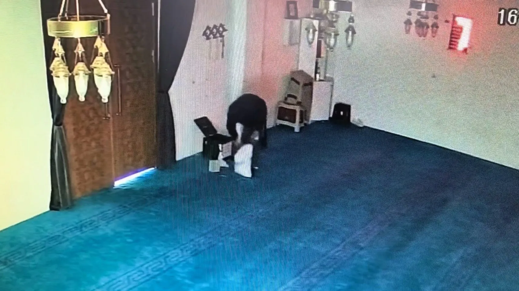 İnegöl'de camiye giren hırsız iki aylık bağışı dakikalar içinde çaldı