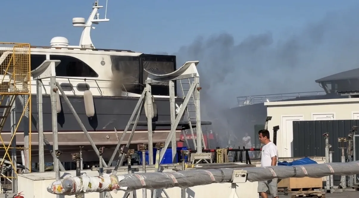 Pendik Marina’da bakım halindeki tekne alevlere teslim oldu