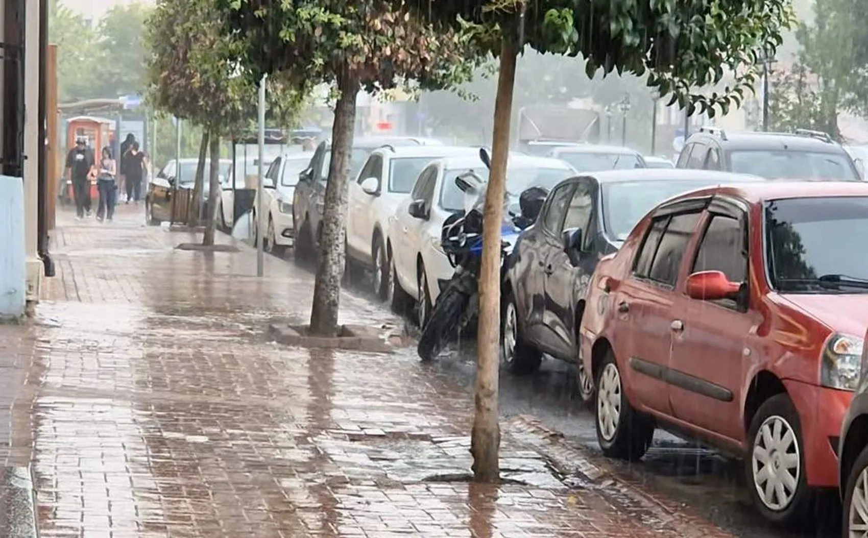 Tekirdağ'da aniden bastıran sağanak hayatı felç etti