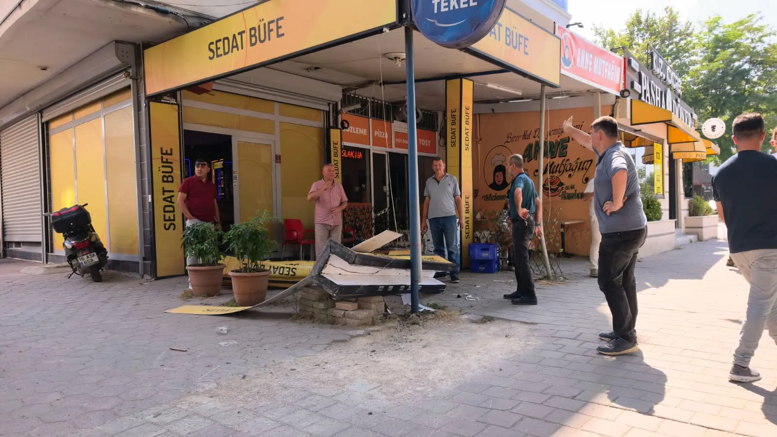 İnegöl'de kontrolden çıkan minibüs dükkana daldı