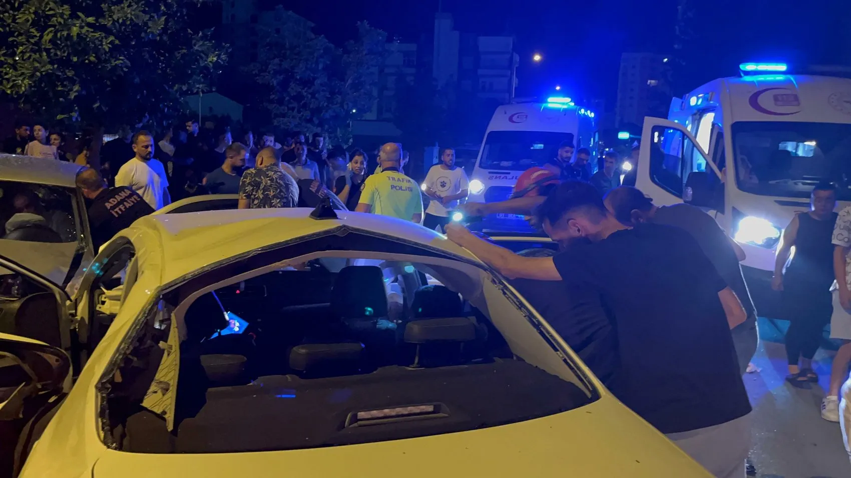 Adana Kozan'da üç araç birbirine girdi