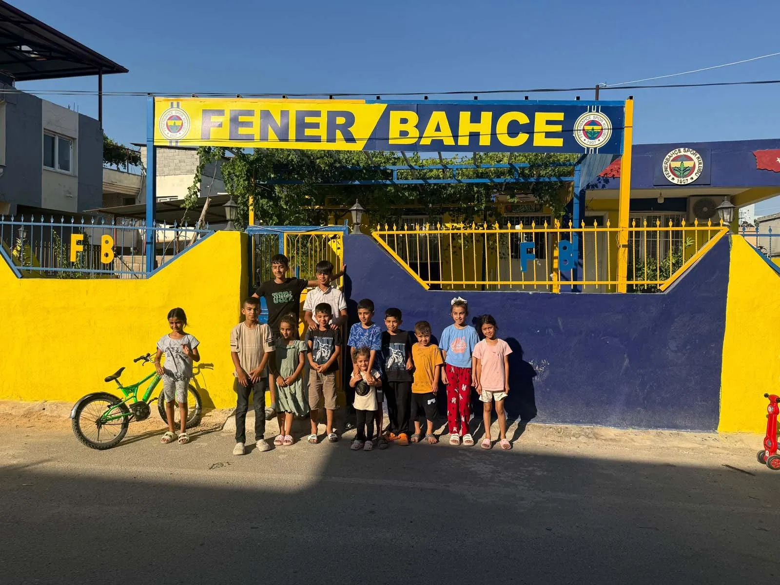 Hataylı depremzede evini Fenerbahçe renklerine boyadı