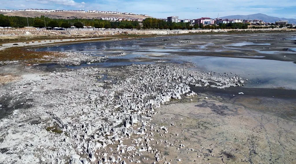 Van Gölü'ndeki su seviyesi yükseldi mikrobiyalitler tekrar saklandı