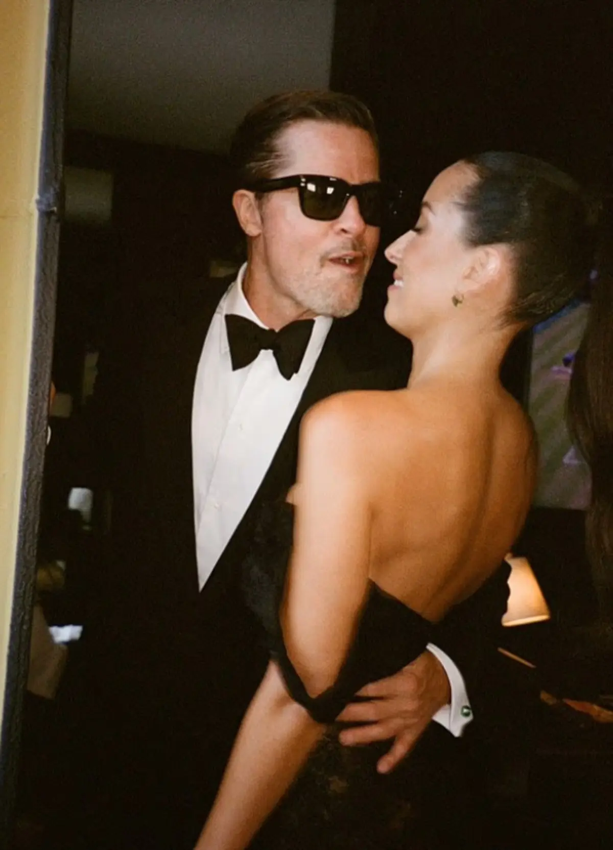 Brad Pitt ve Ines de Ramon un aşk pozları! Taylor Swift in düğününe katıldılar 2