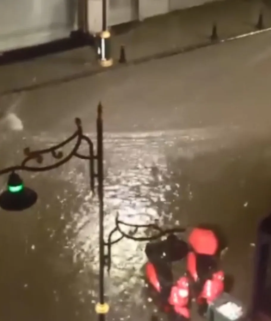 İstanbul’da gece bastıran sağanak yolları göle çevirdi