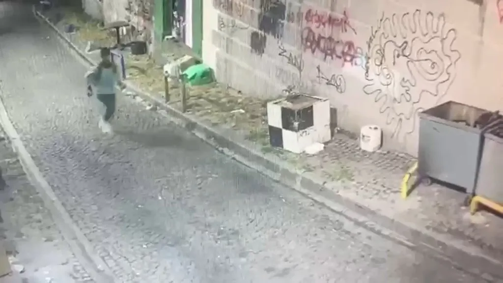 Beyoğlu’nda telefon hırsızına polis geçit vermedi