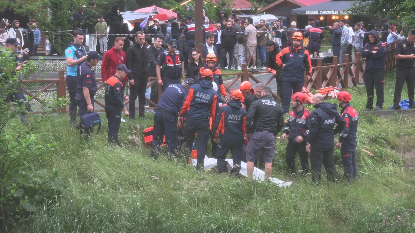 Uzungöl'de çantasını kurtarmak isteyen turist boğularak hayatını kaybetti