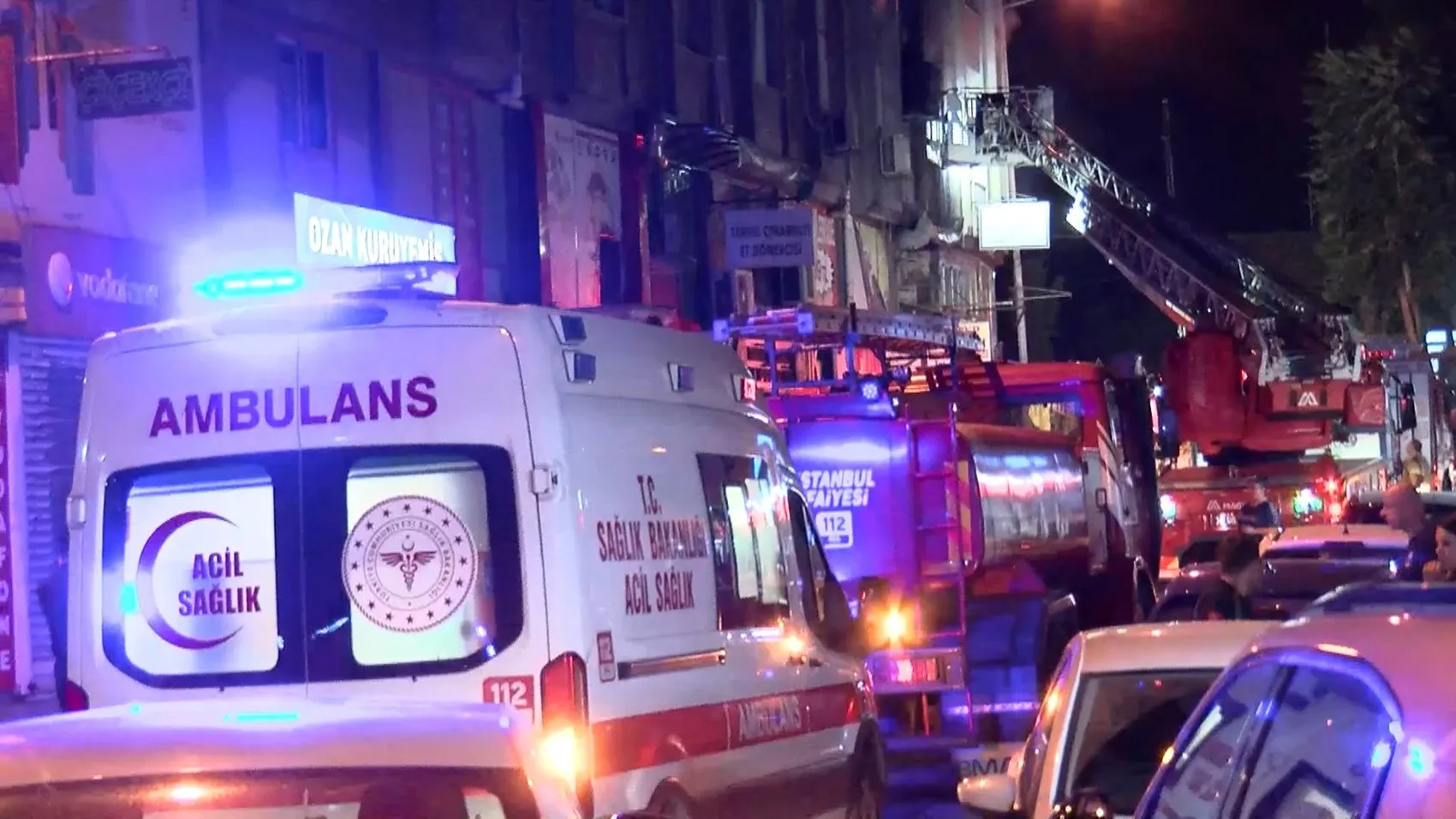 Küçükçekmece'de iş hanını alevler sardı