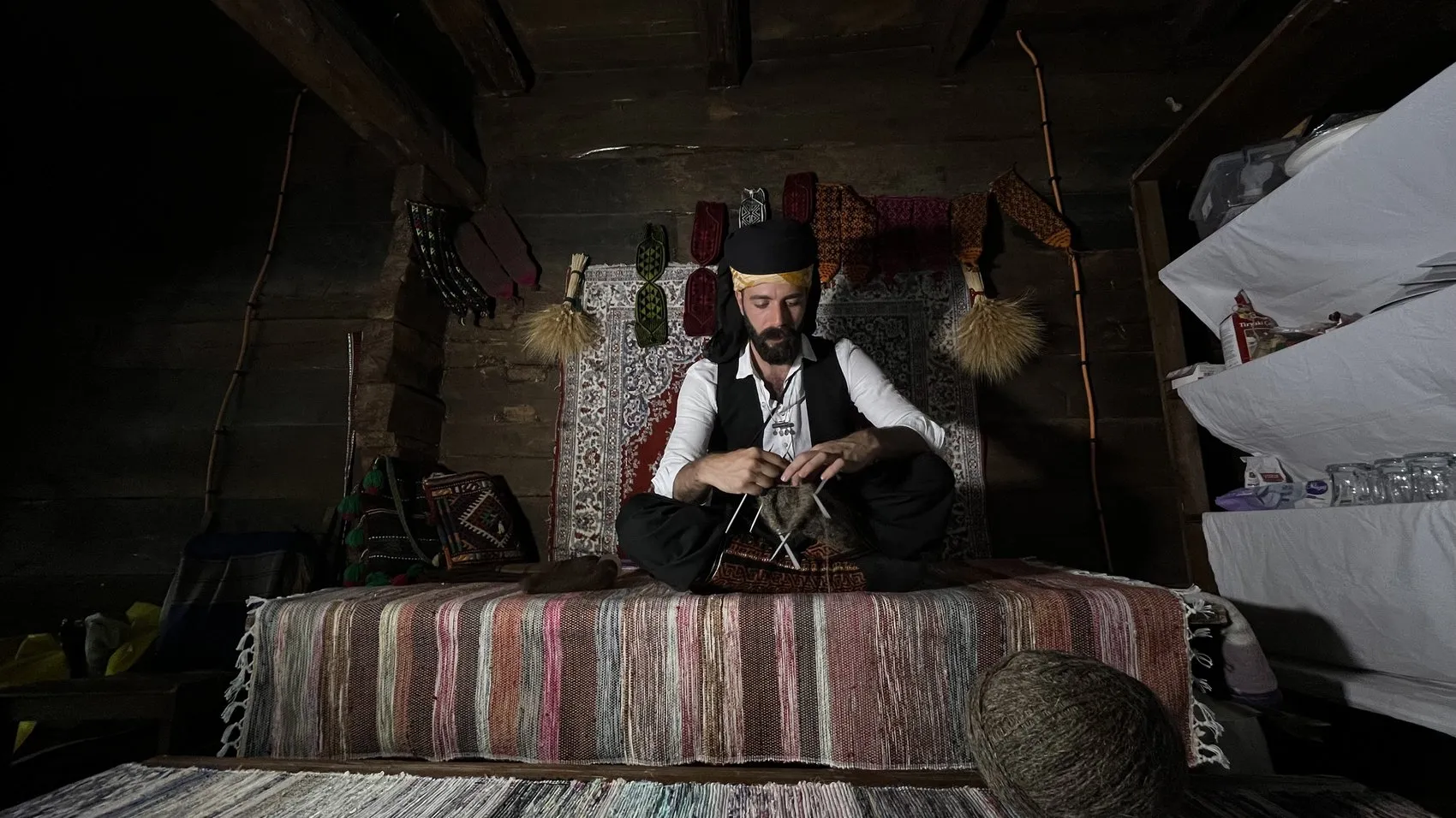 20 yıldır ilmek ilmek işlediği Hemşin çorabını Türkiye'ye tanıtıyor