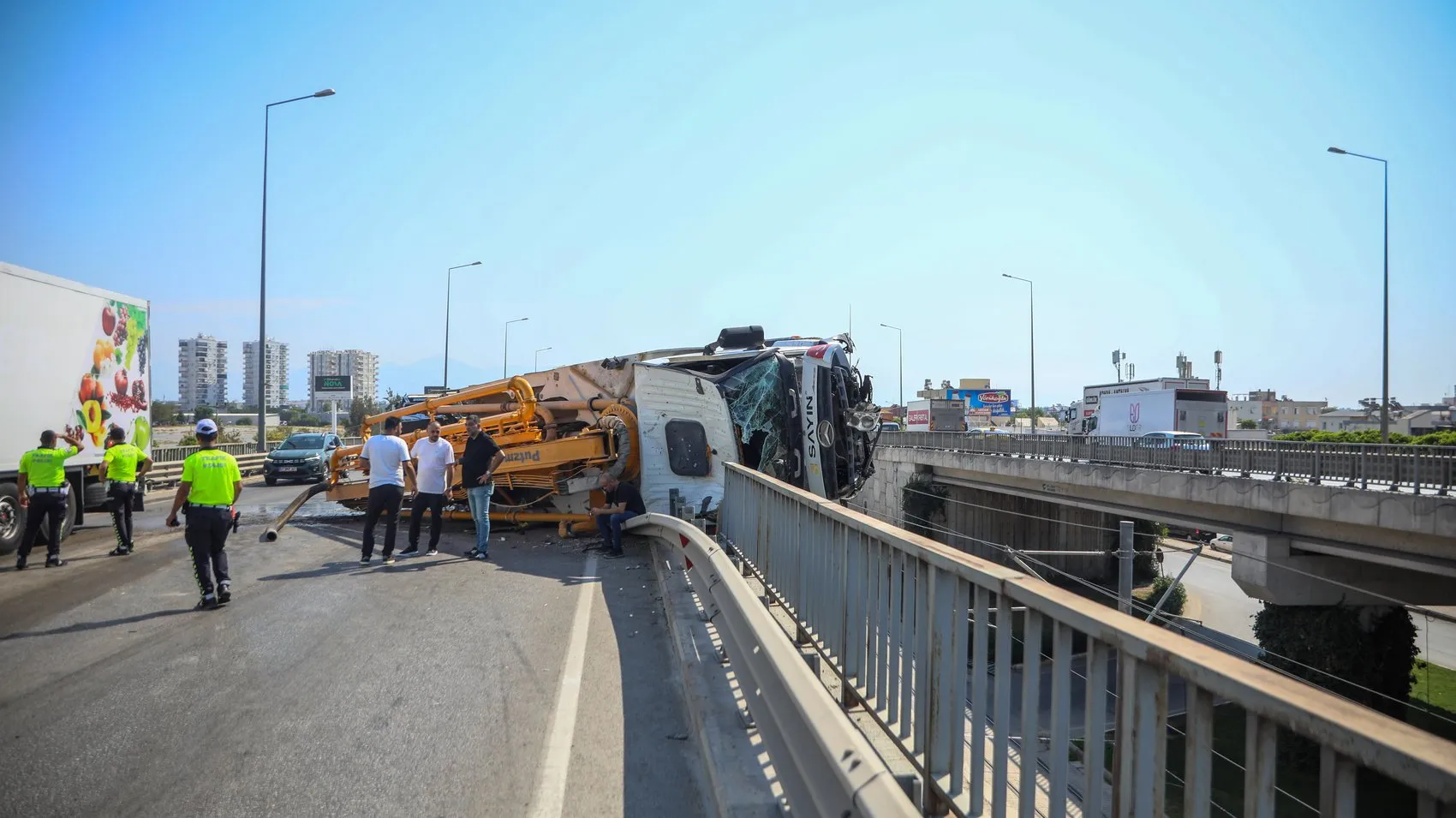Antalya’da dev beton pompası üst geçide saplandı