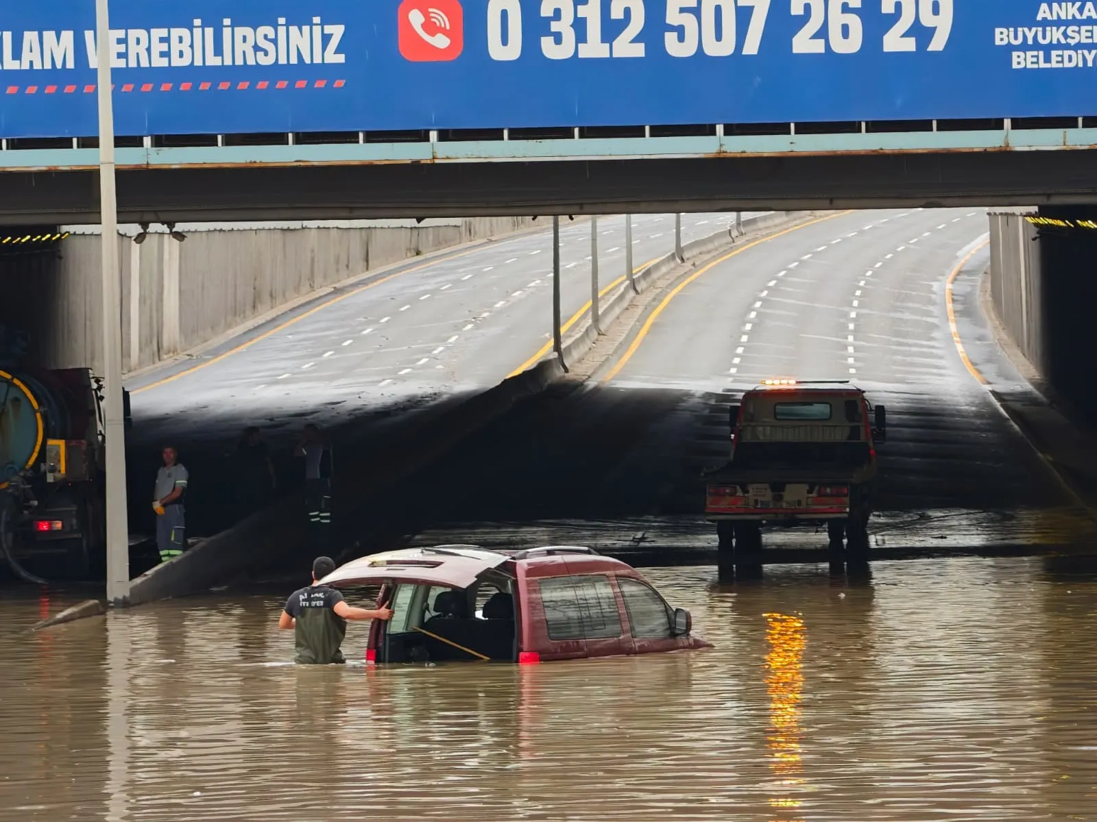 Ankara'da sağanak caddeyi yuttu