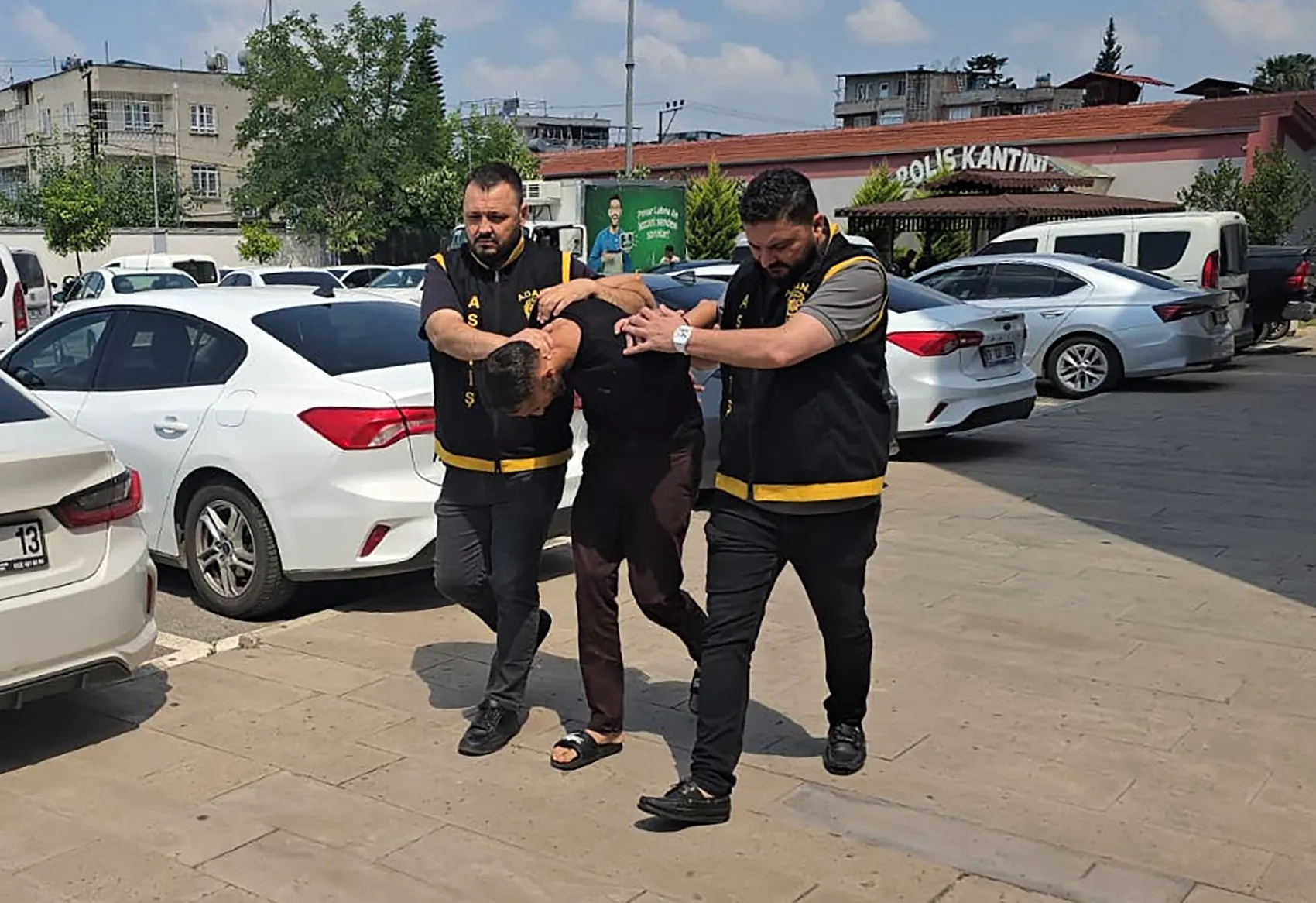 Adana'da çarşaflı hırsızlık şüphelileri güvenlik kamerasına yakalandı