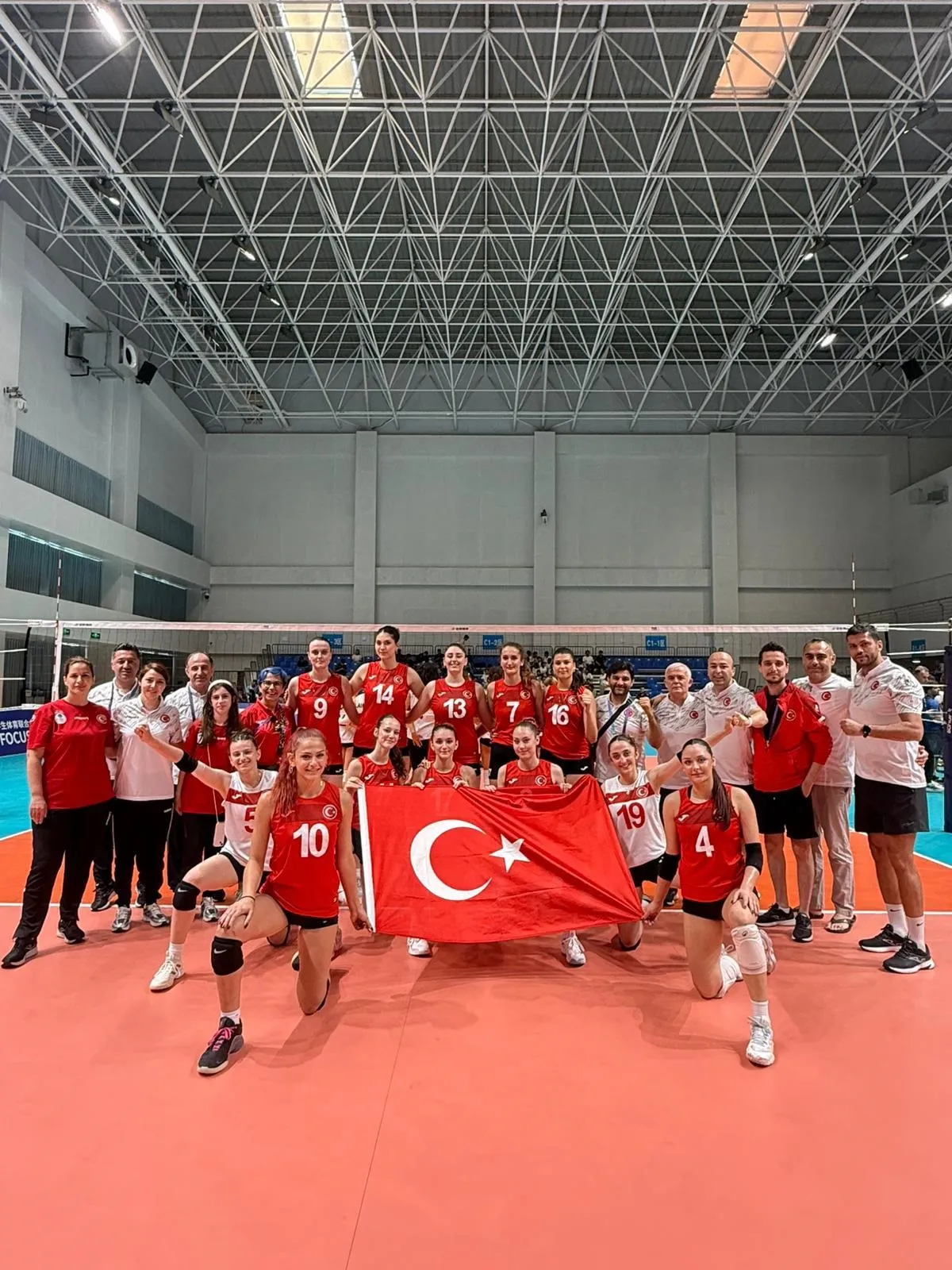 Genç milliler voleybolda dünya finaline göz kırptı