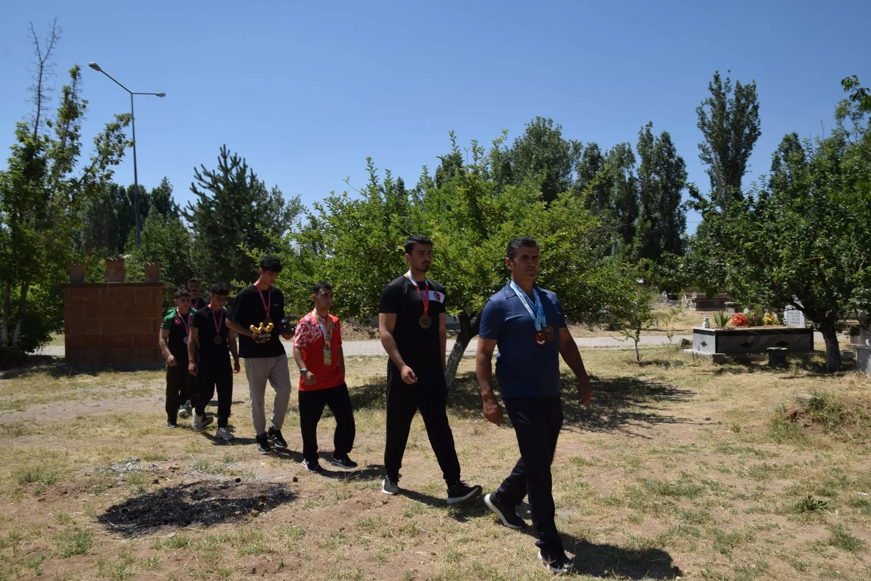 Şampiyonlardan şehit polisin mezarına madalyalı vefa ziyareti