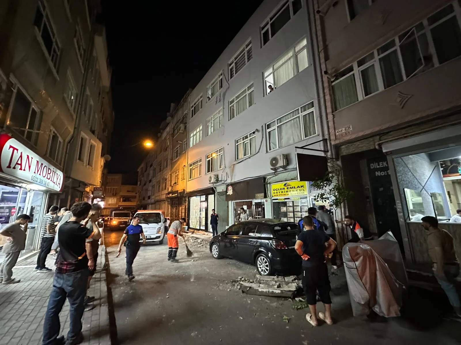 Fatih'te dört katlı binanın çatısı çöktü, iki kişi kıl payı kurtuldu