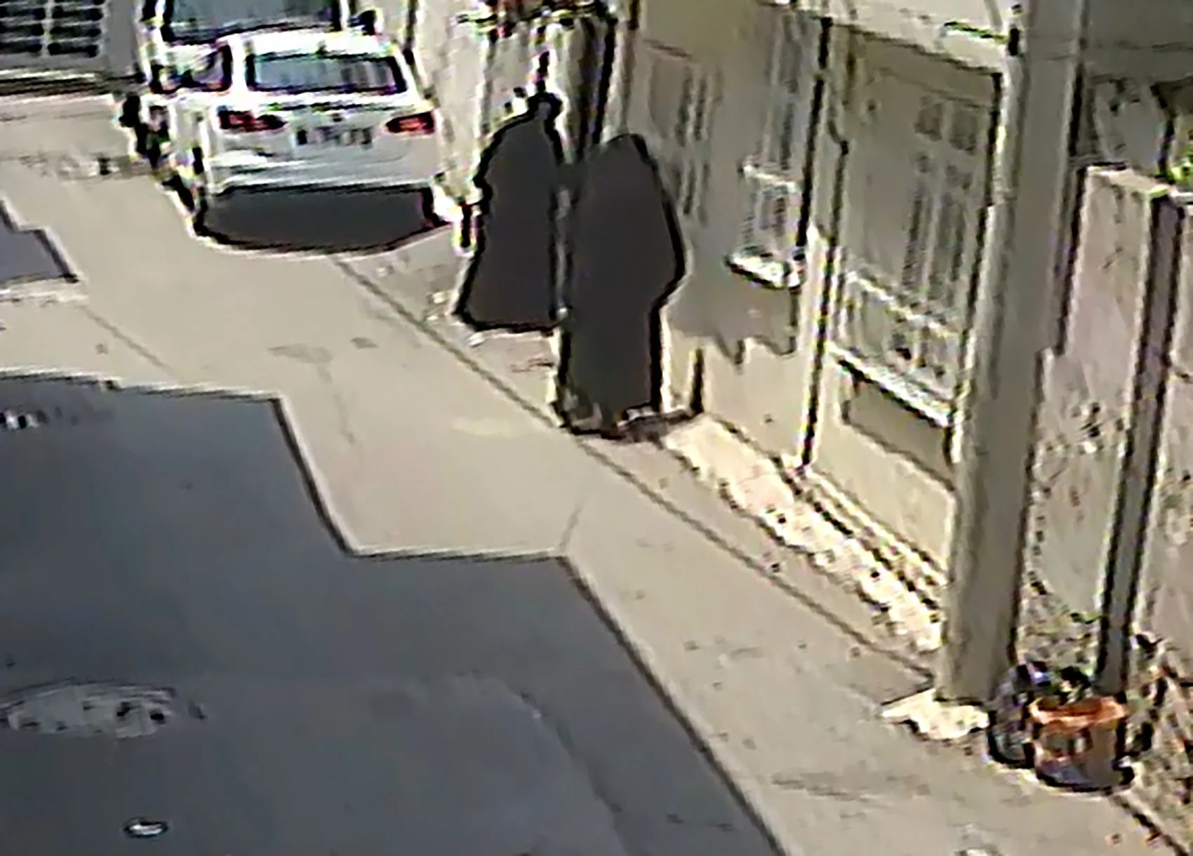 Adana'da çarşaflı hırsızlık şüphelileri güvenlik kamerasına yakalandı