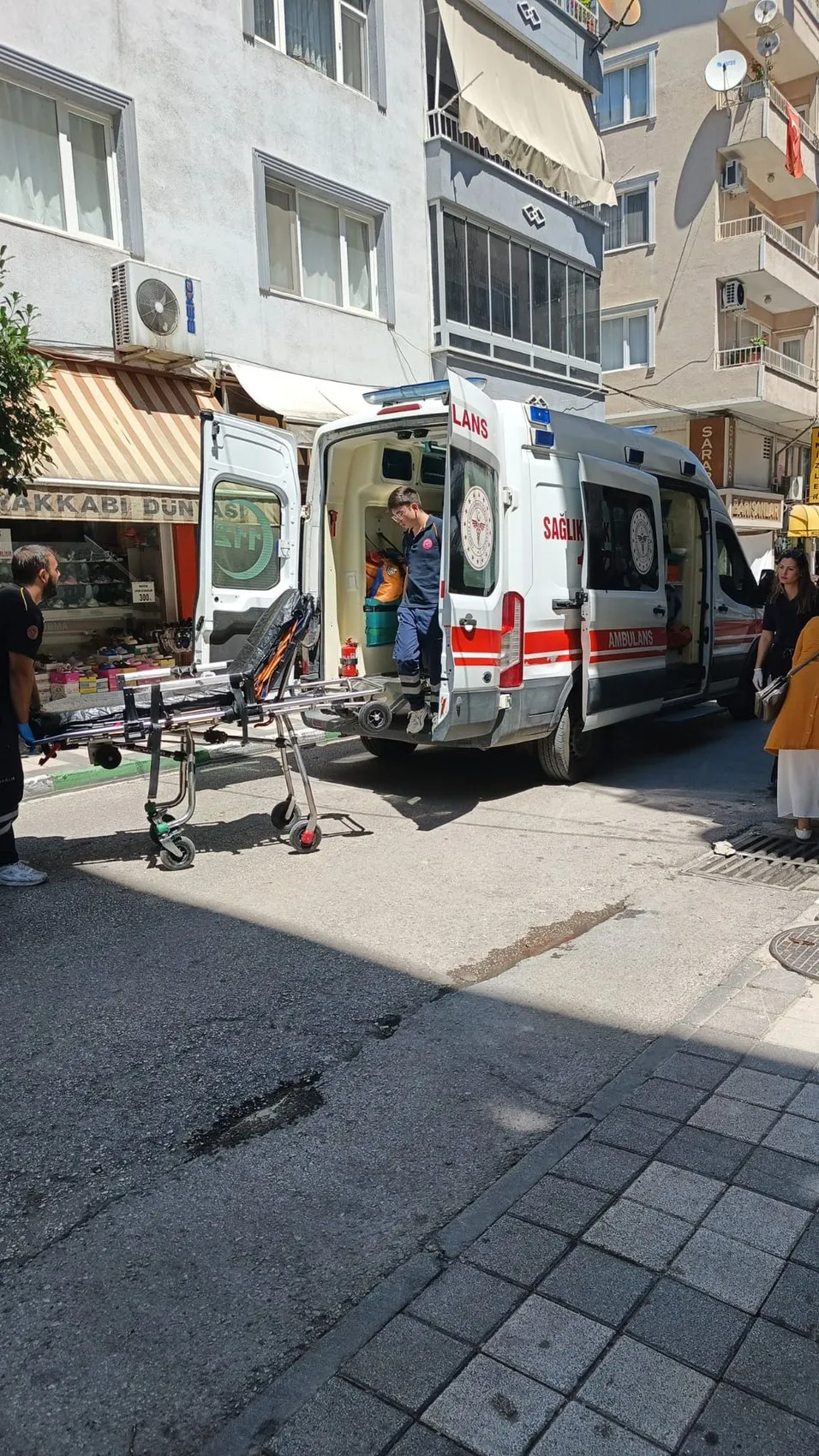 Bursa'da kaldırımda yürürken üzerine beton parçası düştü