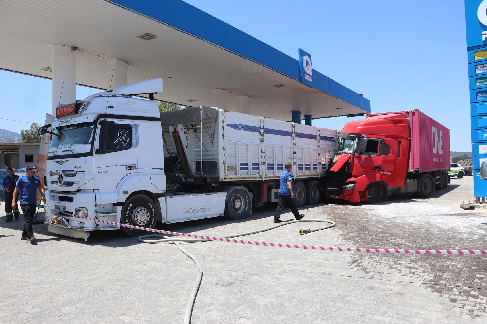 Direksiyon başında arı soktu TIR istasyona daldı