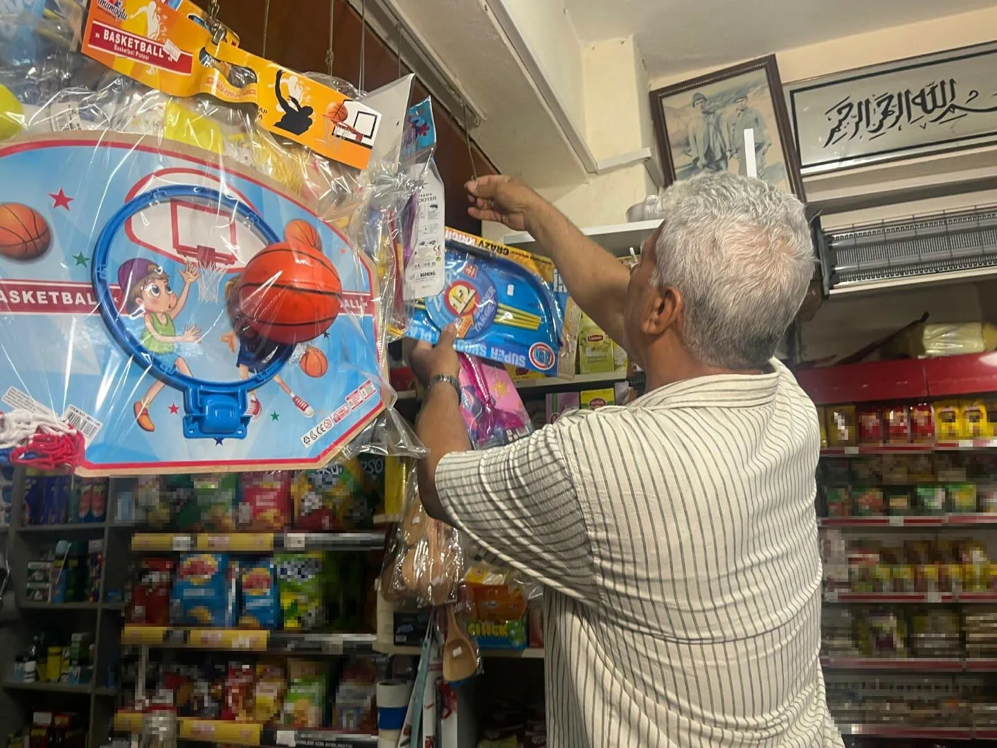 İzmir'deki bu bakkal sizi 30 yıl öncesine götürüyor