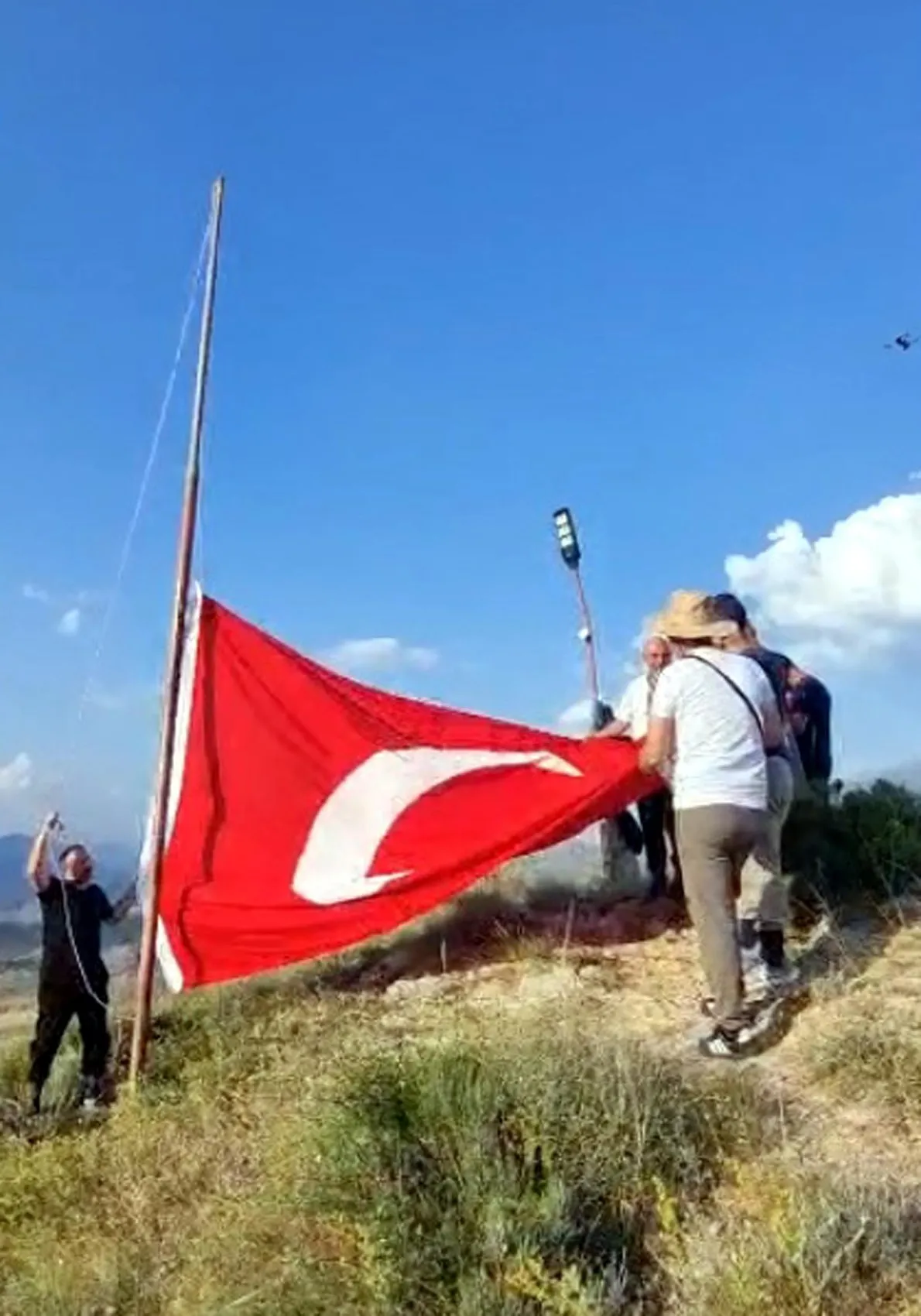 Oltu’da bir grup gönüllü Stare Dağı zirvesindeki bayrağı yeniledi