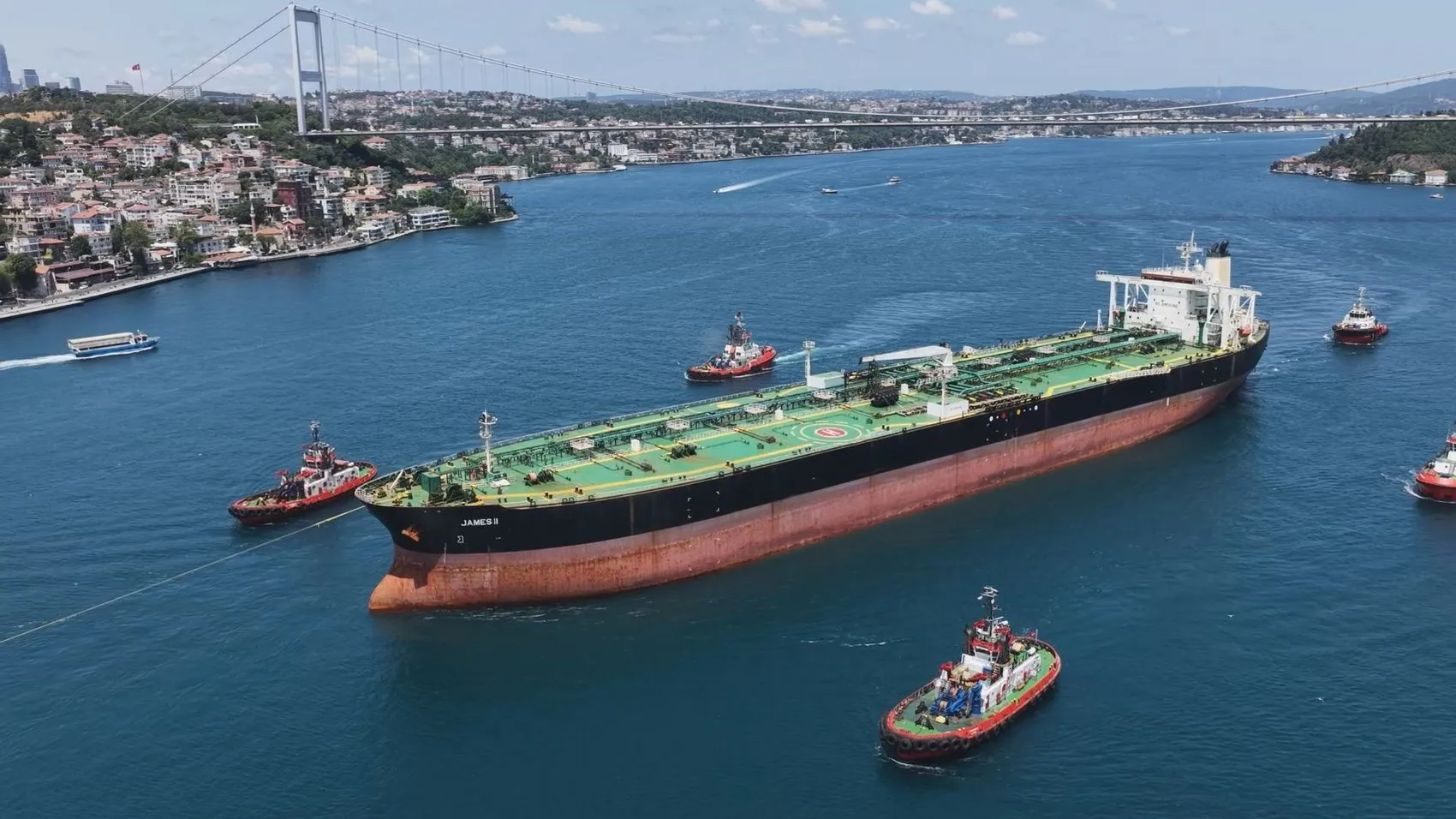 Dron saldırısında hasar alan dev petrol tankeri İstanbul Boğazı'nda