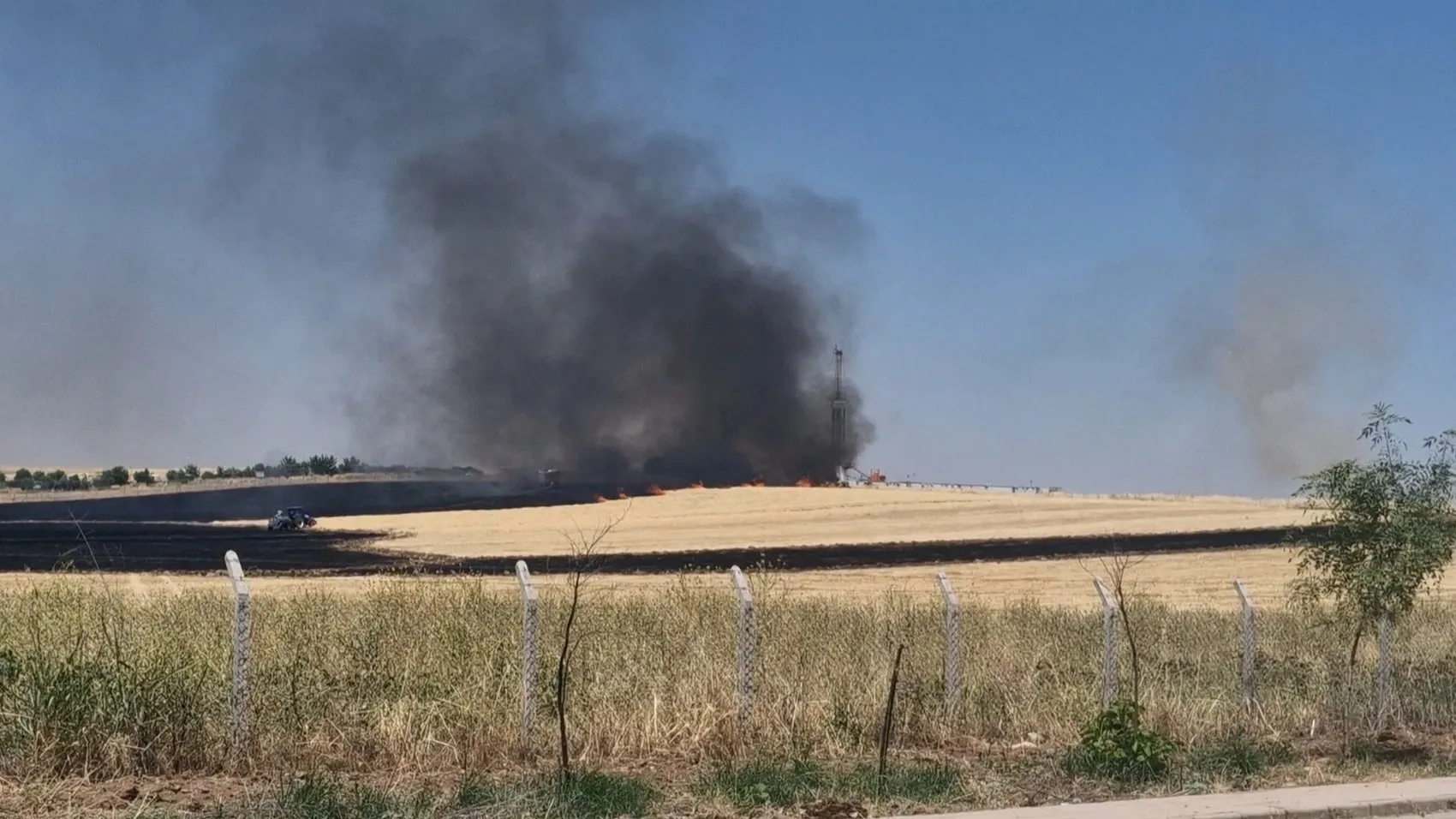 Diyarbakır'da petrol sahasına ramak kala söndürülen yangın