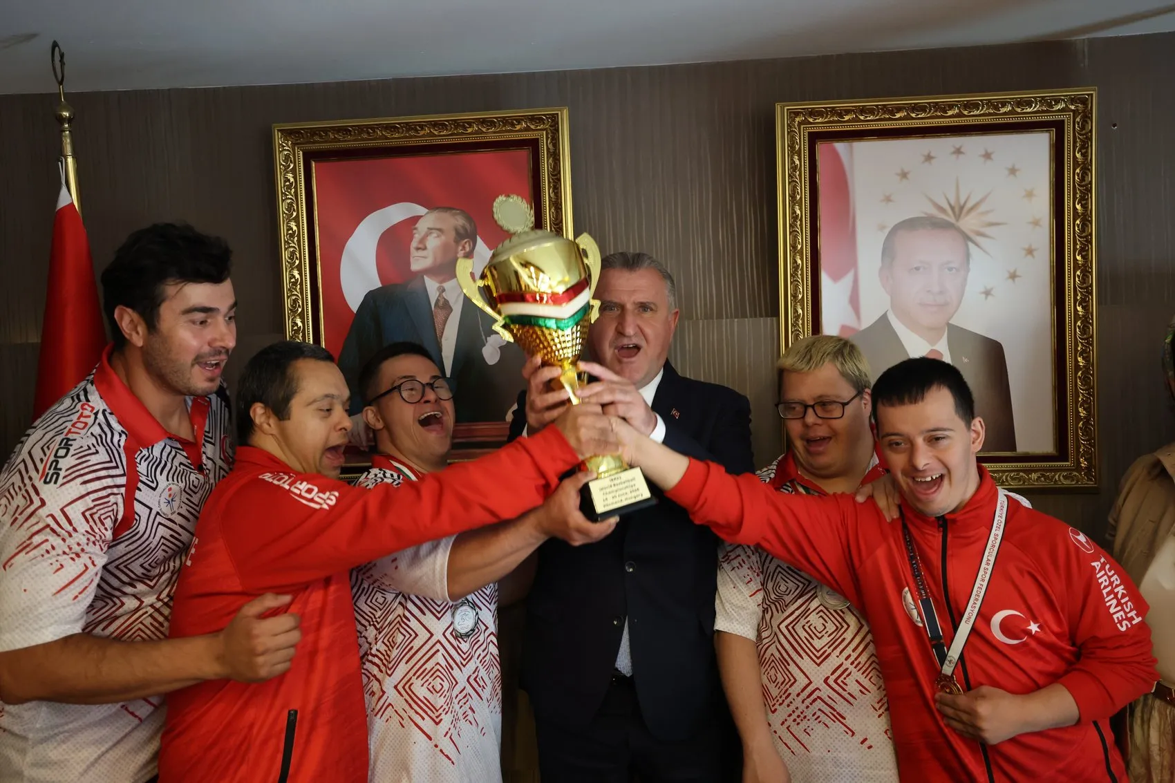 Madalyaları toplayan özel sporcular Bakan Bak ile buluştu