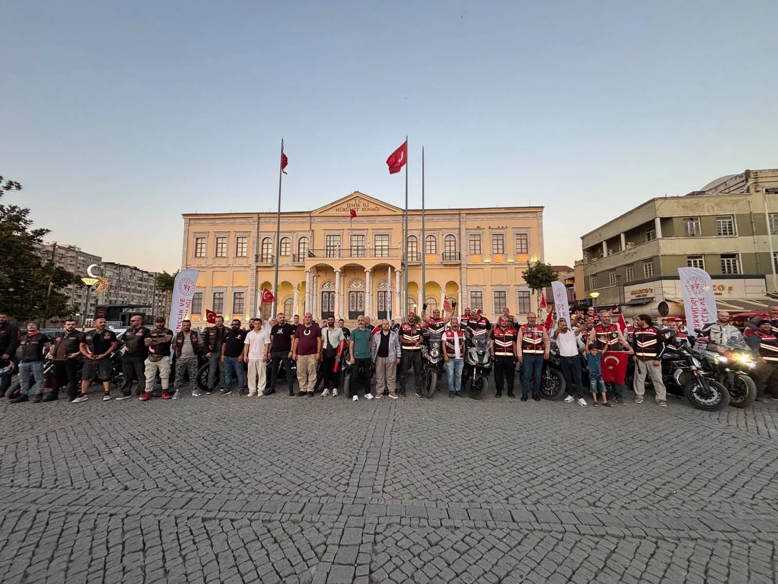 İzmirli motosikletliler 15 Temmuz için konvoy oluşturdu