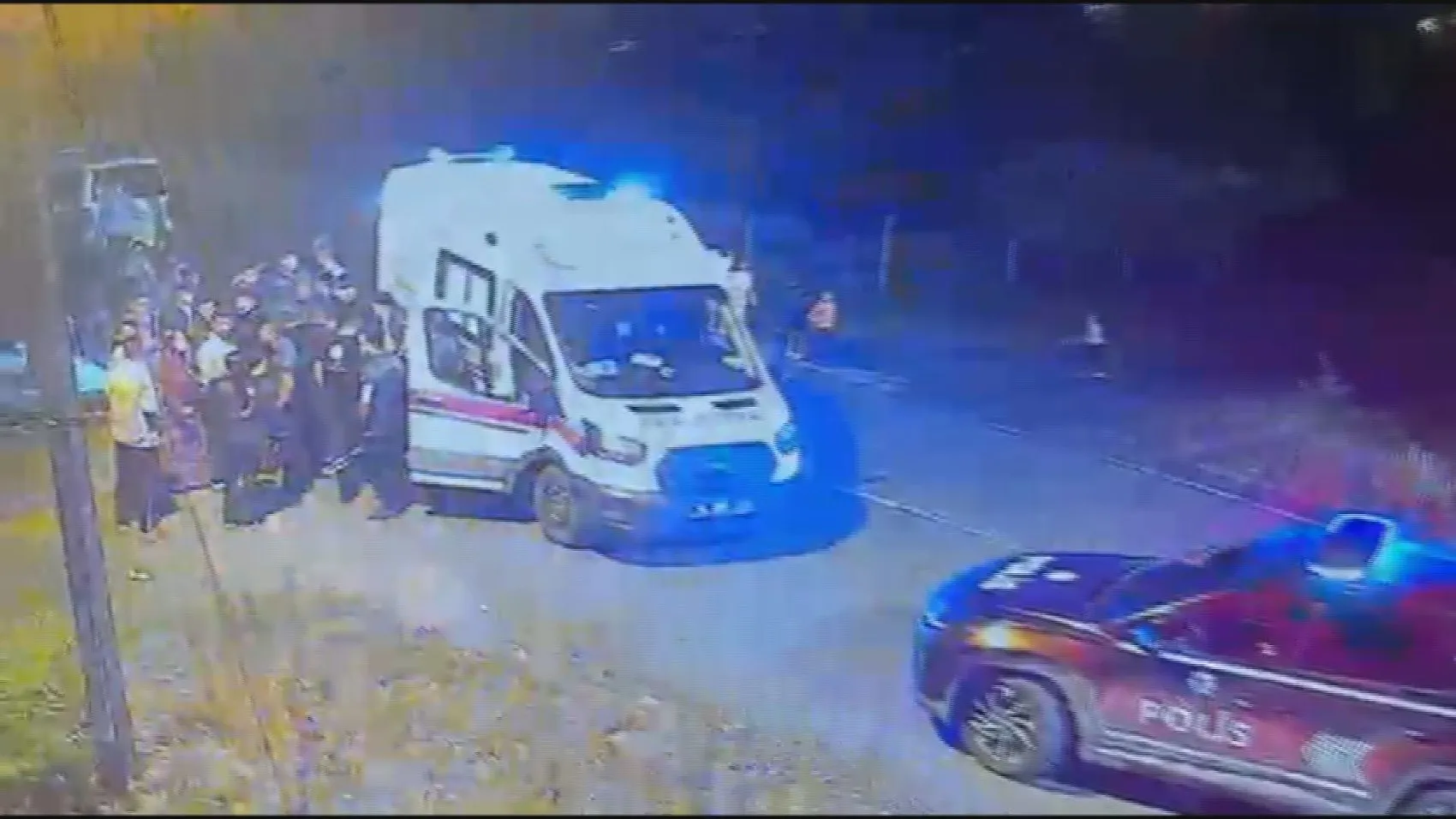 Arnavutköy'de kaldırımda yürüyen aileye minibüs dehşeti