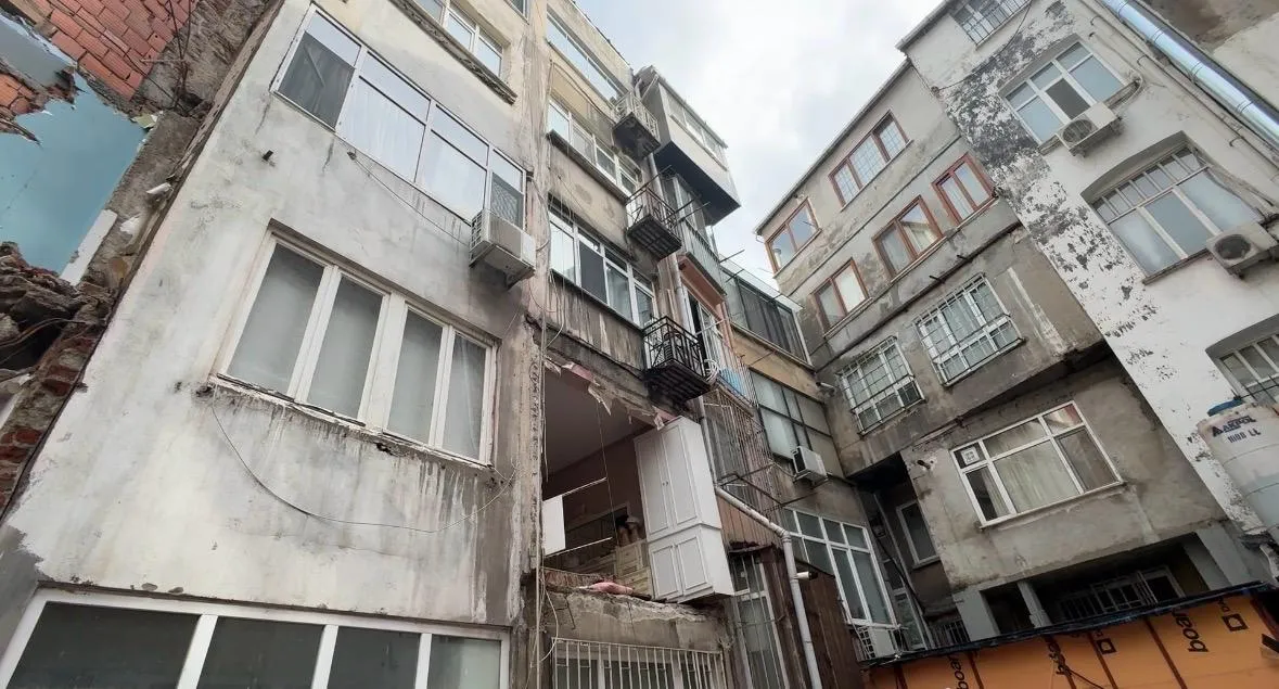Şişli'de binanın duvarı çöktü mahalleli deprem oluyor sandı