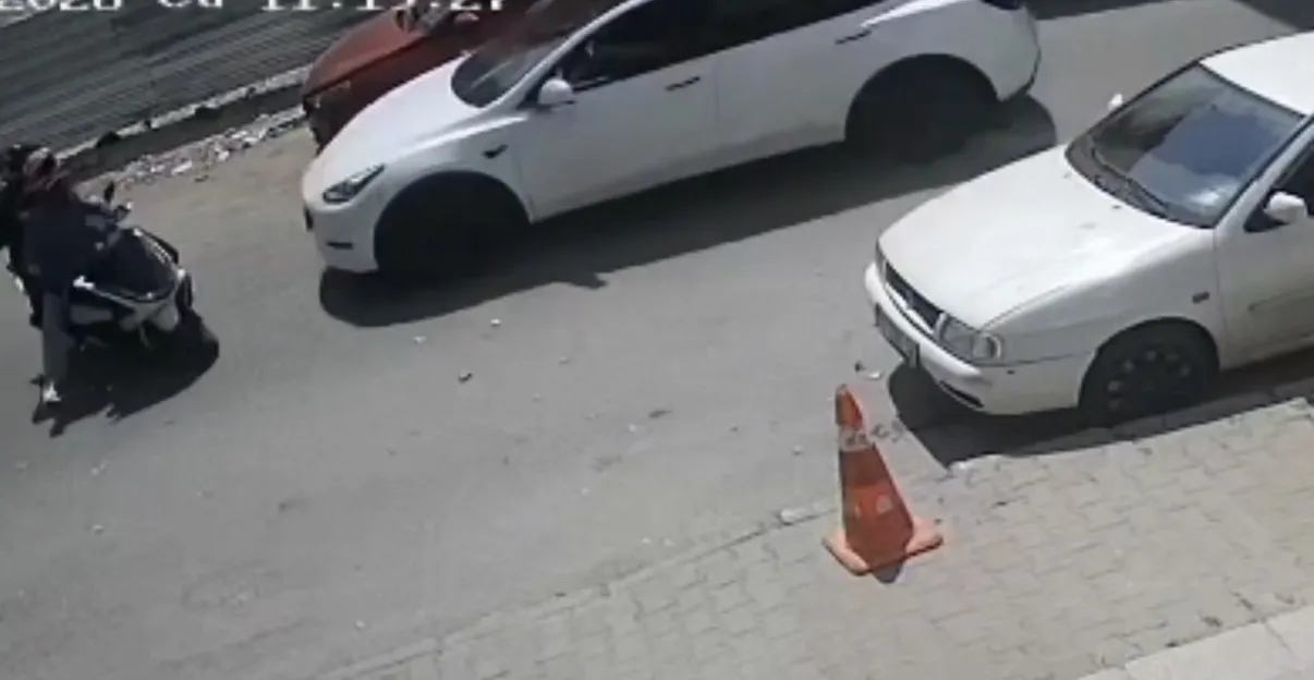 Kartal’da motosiklet ve otomobil kafa kafaya çarpıştı