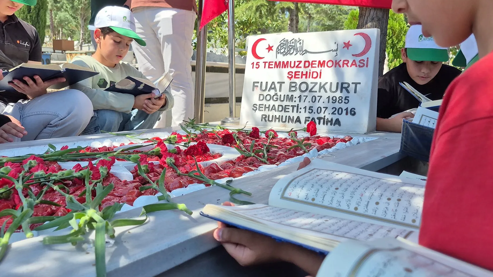 Malatyalı hafızlar 15 Temmuz şehidini kabri başında dualarla andı