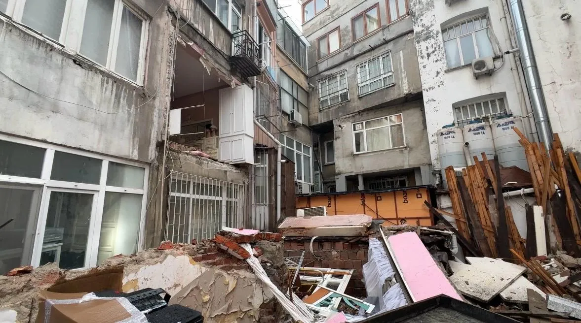 Şişli'de binanın duvarı çöktü mahalleli deprem oluyor sandı