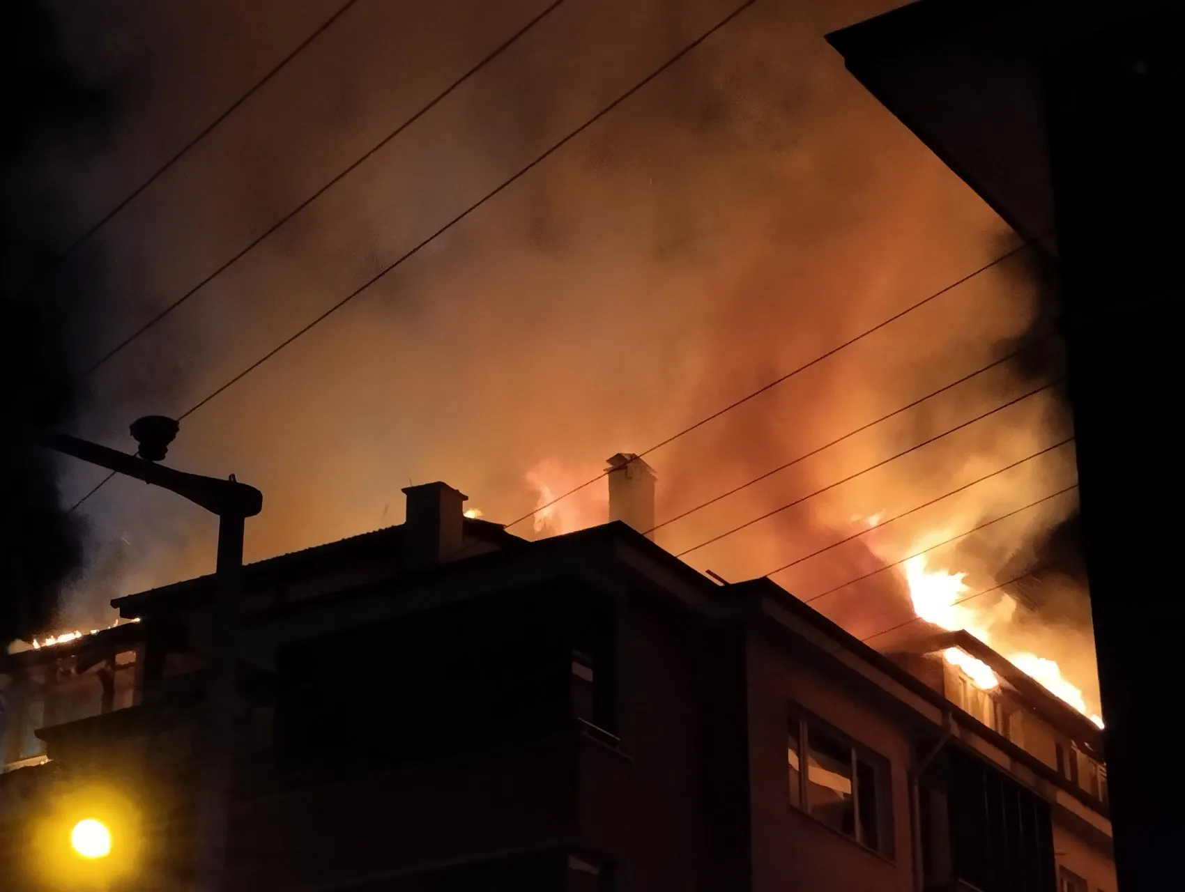 Bolu'da gece yarısı korkutan apartman yangını