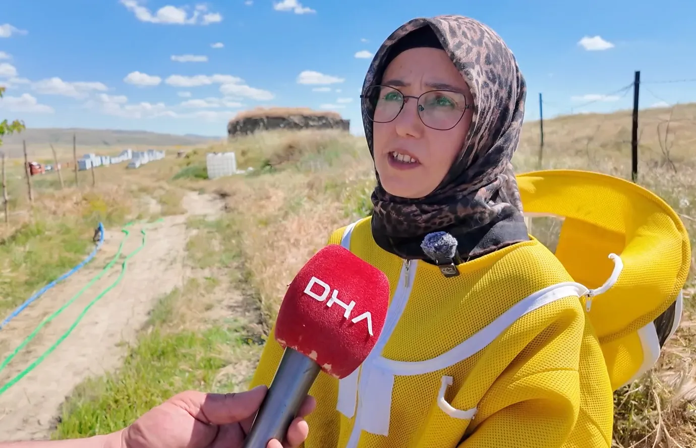 Sivaslı Rabia Yıldırım arıcılıkla ev ekonomisini güçlendiriyor