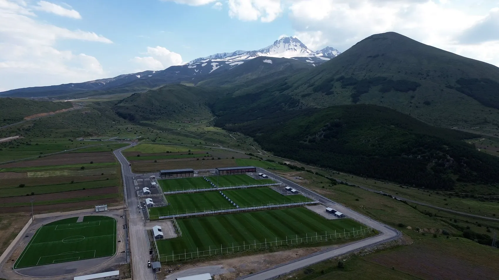 Erciyes zirvesi futbol takımlarının yeni kamp merkezi oldu