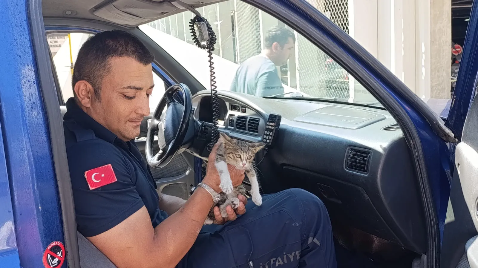 Amasya'da otomobilin motoruna sıkışan kediye itfaiye müdahalesi