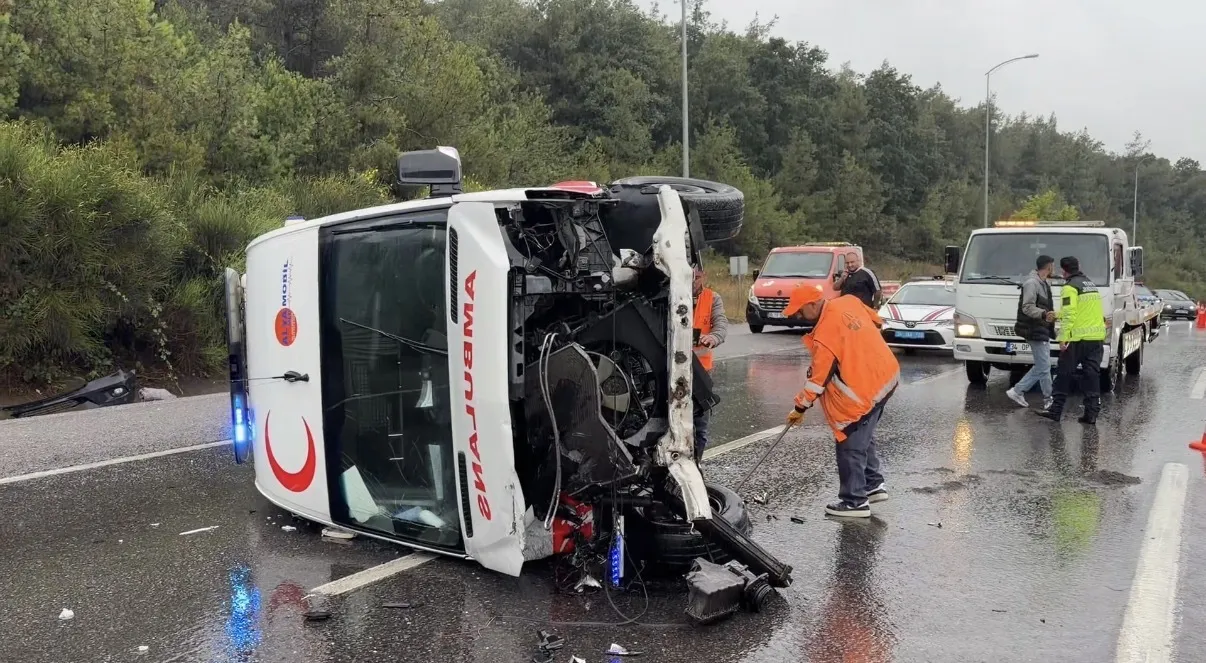 Çekmeköy’de görevdeki ambulans kaza yaptı
