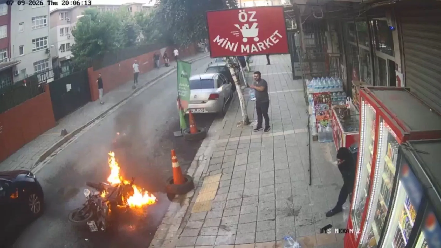 Küçükçekmece'de yanan motosiklete mahalleli seferber oldu
