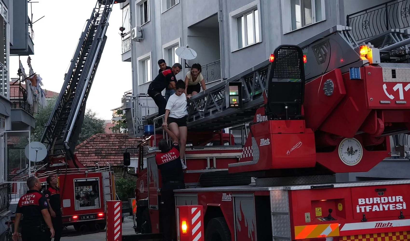 Burdur'da apartman yangını 6 kişi merdivenle kurtarıldı