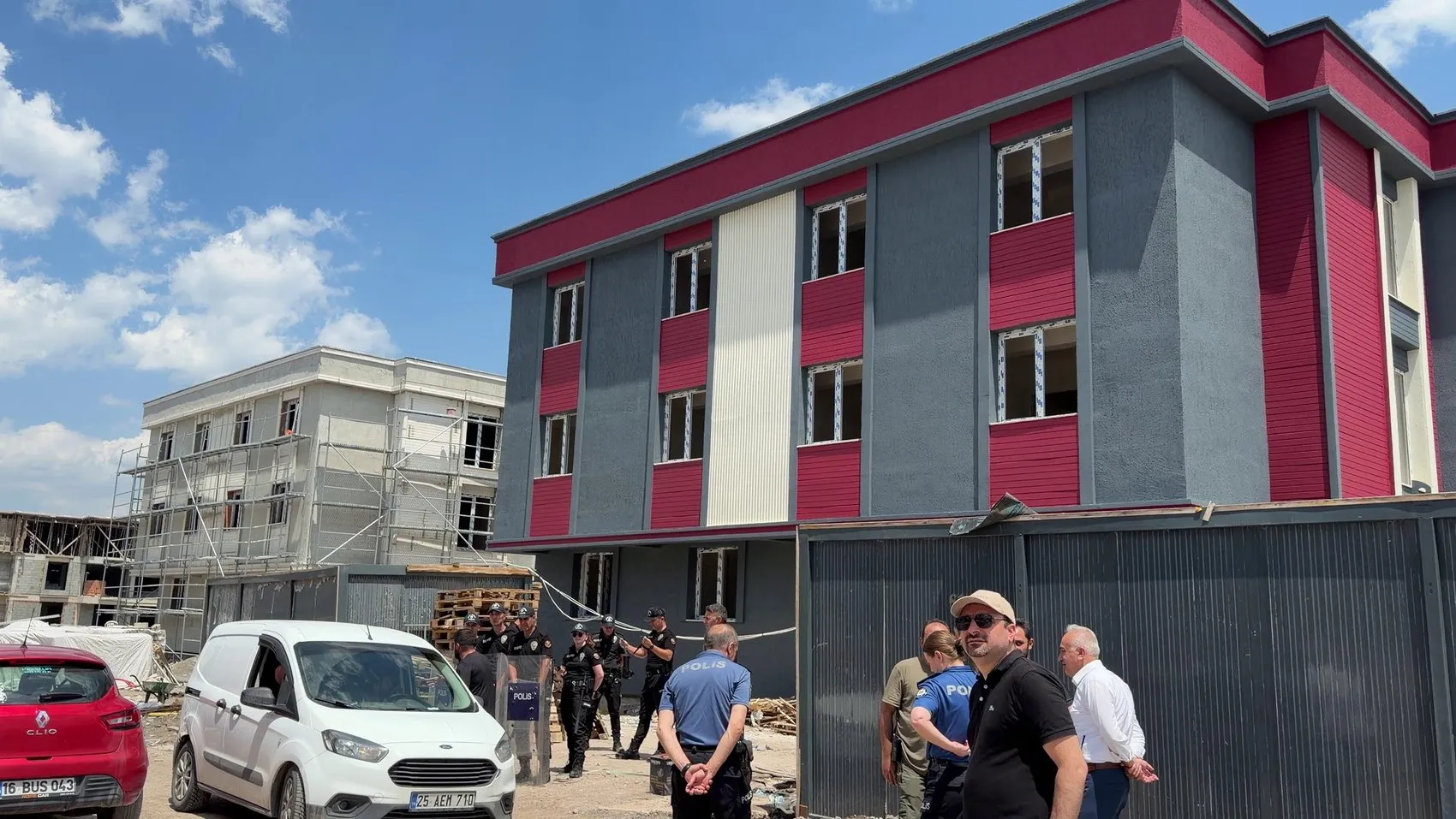 Erzurum'da inşaat haczi gerginliği İşçiler direndi, polis müdahale etti