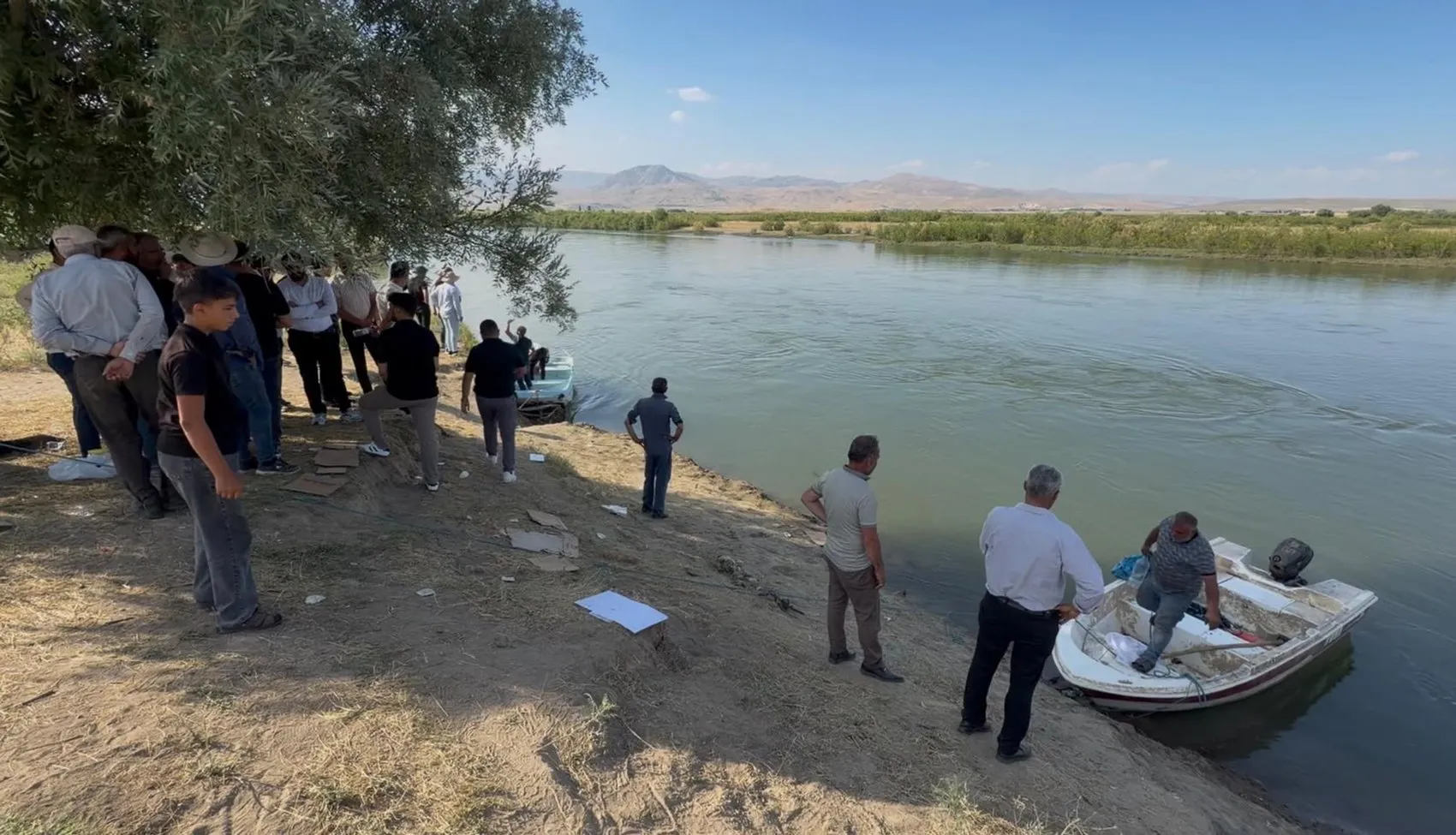Murat Nehri'nde kaybolan Berat için 126 kişilik arama ekibi sahada