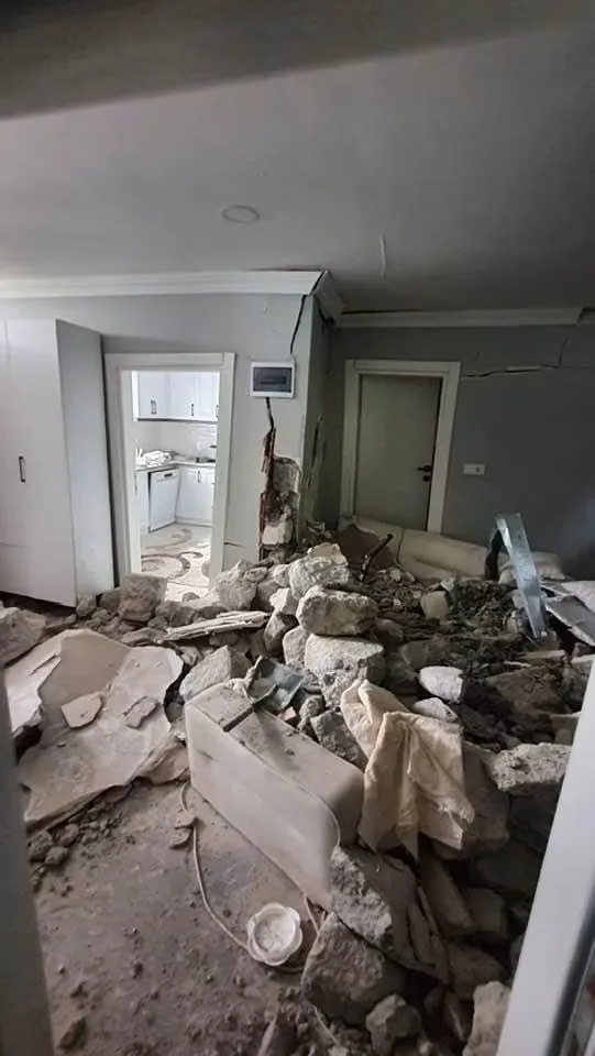 Giresun'da dev kaya parçası evin üzerine düştü
