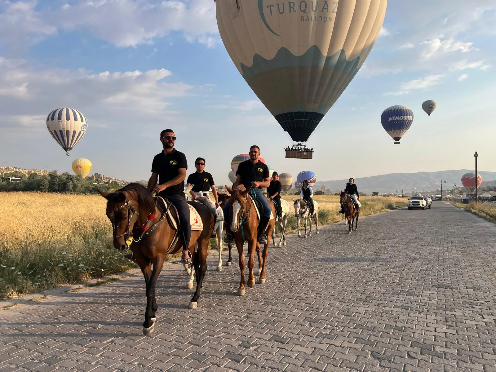 Kapadokya semalarında balonlar atlı gezintiye eşlik etti